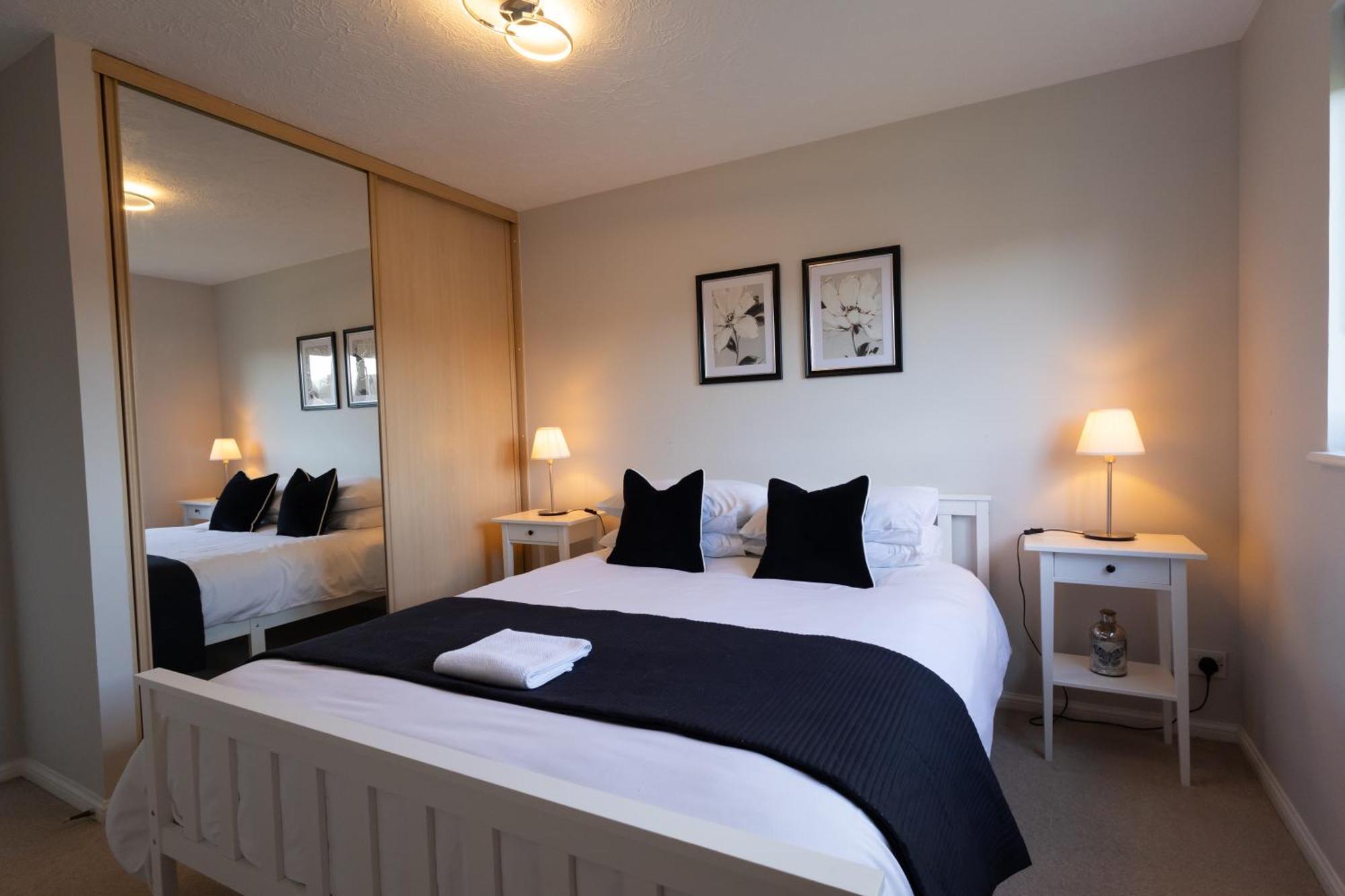 Modern 2 Bed Apartment Near Gatwick Crawley  Exterior foto